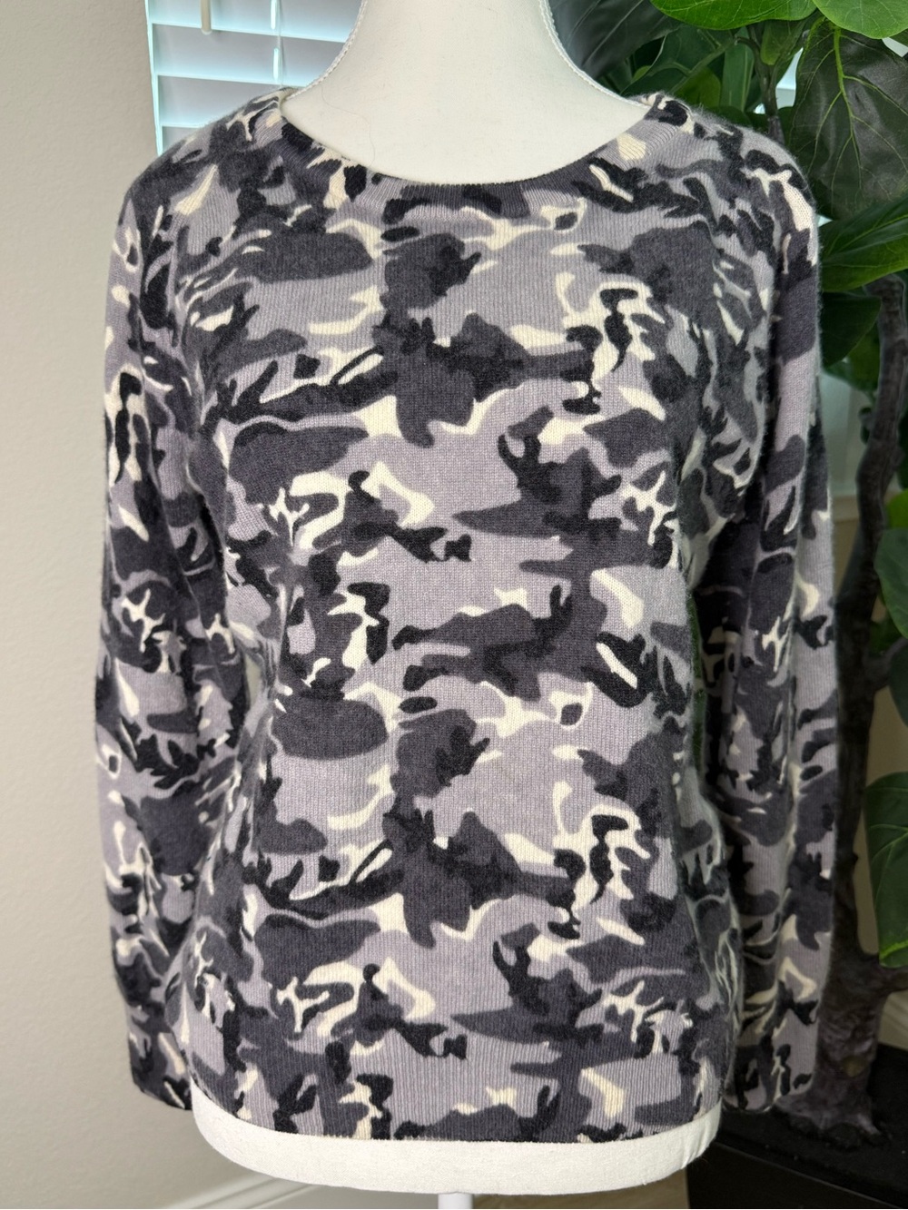 🍂🍁FALL PREVIEW Women’s Crewneck Camo Sweater - Gray/Black